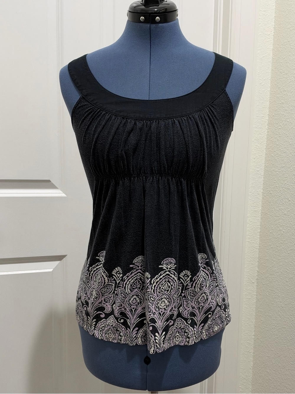 Women's Black Sleeveless Scoop Neck Tank Top